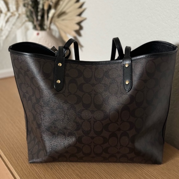 City Tote Bag In Signature Canvas - reversible - Picture 6 of 6